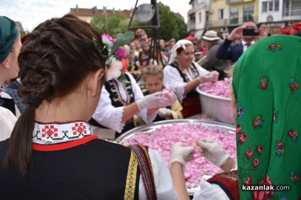 С 1 000 сладоледа със сладко от рози, Ути зарадва децата за празника на града