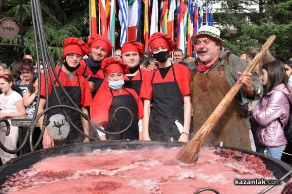 С 1 000 сладоледа със сладко от рози, Ути зарадва децата за празника на града