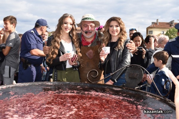 С 1 000 сладоледа със сладко от рози, Ути зарадва децата за празника на града