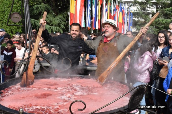 С 1 000 сладоледа със сладко от рози, Ути зарадва децата за празника на града