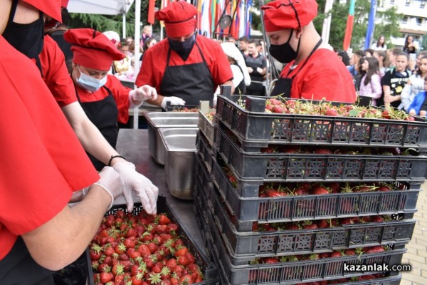 С 1 000 сладоледа със сладко от рози, Ути зарадва децата за празника на града