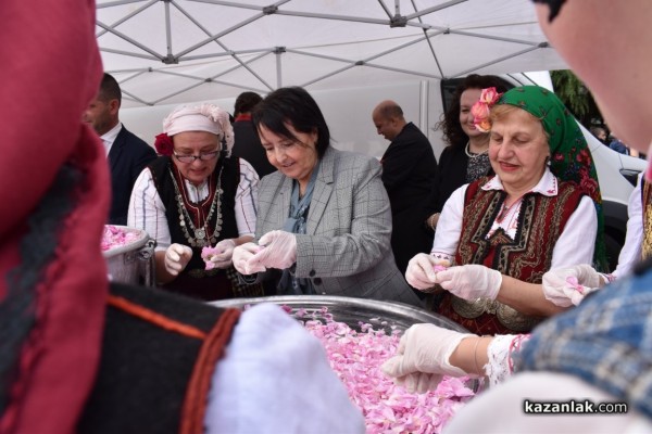 С 1 000 сладоледа със сладко от рози, Ути зарадва децата за празника на града