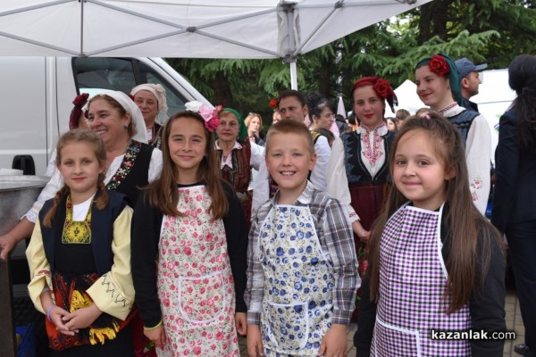 С 1 000 сладоледа със сладко от рози, Ути зарадва децата за празника на града