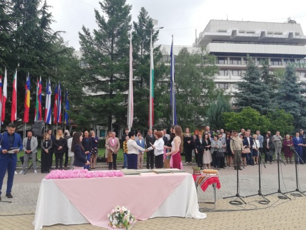 В деня на Казанлък Кметът отличи видни казанлъчани за голям принос към града през 2020 г.