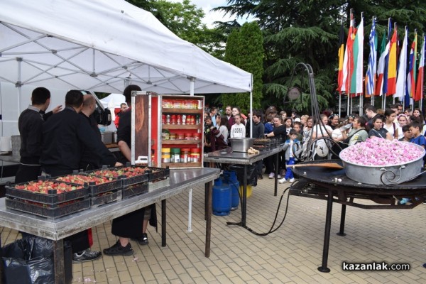 С 1 000 сладоледа със сладко от рози, Ути зарадва децата за празника на града