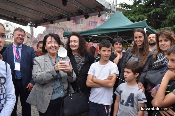 С 1 000 сладоледа със сладко от рози, Ути зарадва децата за празника на града