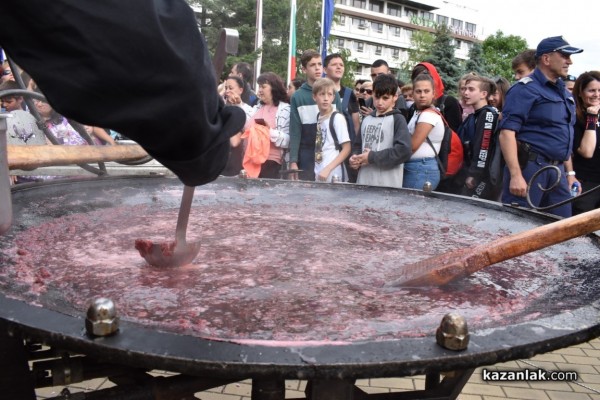 С 1 000 сладоледа със сладко от рози, Ути зарадва децата за празника на града