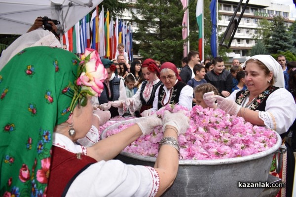 С 1 000 сладоледа със сладко от рози, Ути зарадва децата за празника на града