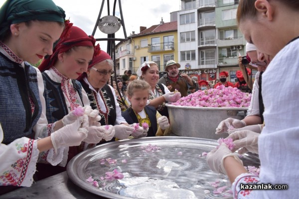 С 1 000 сладоледа със сладко от рози, Ути зарадва децата за празника на града