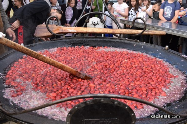 С 1 000 сладоледа със сладко от рози, Ути зарадва децата за празника на града