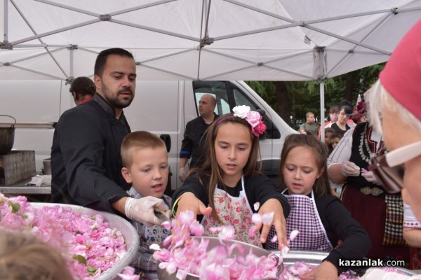 С 1 000 сладоледа със сладко от рози, Ути зарадва децата за празника на града