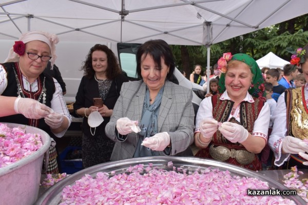 С 1 000 сладоледа със сладко от рози, Ути зарадва децата за празника на града