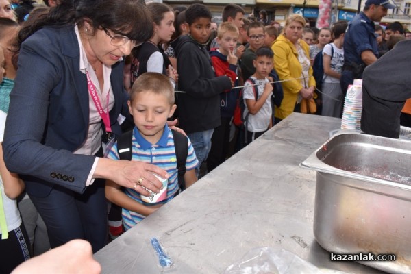 С 1 000 сладоледа със сладко от рози, Ути зарадва децата за празника на града