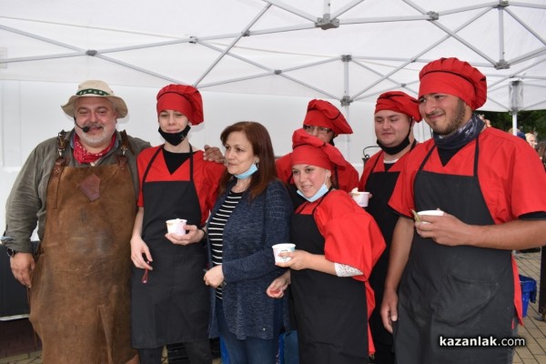 С 1 000 сладоледа със сладко от рози, Ути зарадва децата за празника на града
