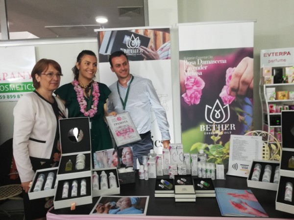 Изложение на парфюми и продукти от етерични масла и тематична научна конференция в Музея на розата