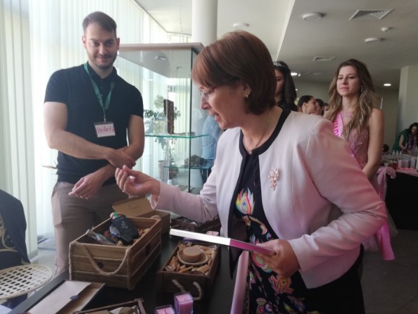 Изложение на парфюми и продукти от етерични масла и тематична научна конференция в Музея на розата