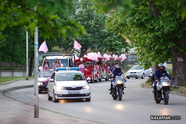 Царица Роза поздрави казанлъчани, а Памбос ги разтанцува