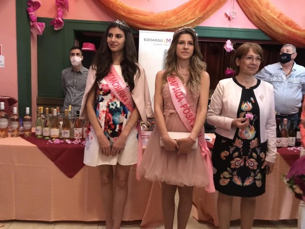 Почетен плакет и цветя от Кмета за организаторите на Rose Wine Expo в Казанлък семейство Дундакови 