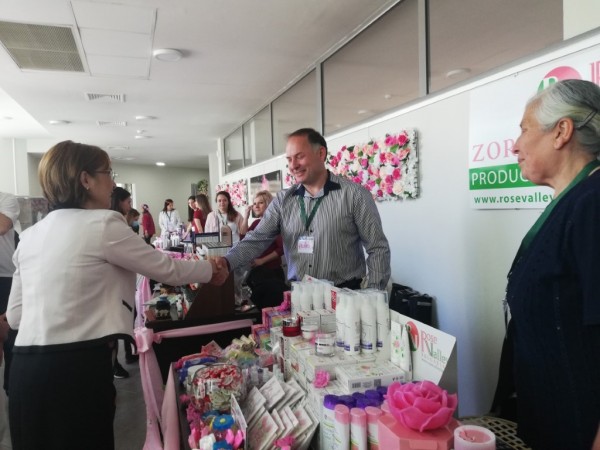 Изложение на парфюми и продукти от етерични масла и тематична научна конференция в Музея на розата