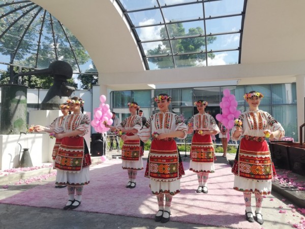 Изложение на парфюми и продукти от етерични масла и тематична научна конференция в Музея на розата