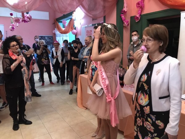 Почетен плакет и цветя от Кмета за организаторите на Rose Wine Expo в Казанлък семейство Дундакови 