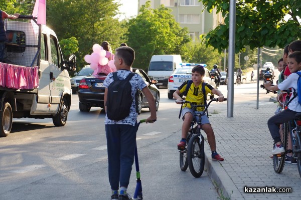 Царица Роза поздрави казанлъчани, а Памбос ги разтанцува