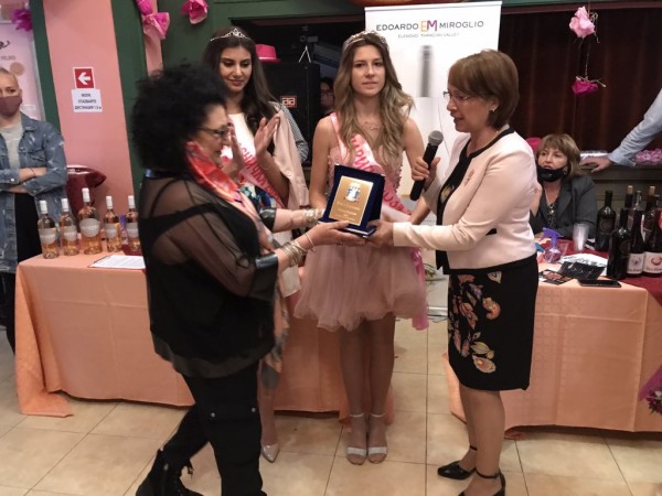 Почетен плакет и цветя от Кмета за организаторите на Rose Wine Expo в Казанлък семейство Дундакови 