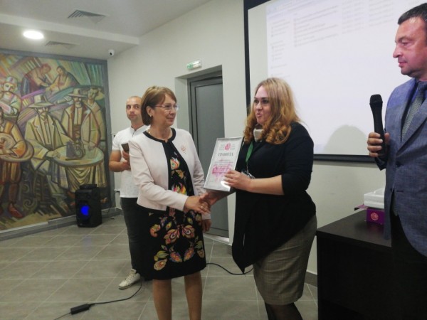 Изложение на парфюми и продукти от етерични масла и тематична научна конференция в Музея на розата