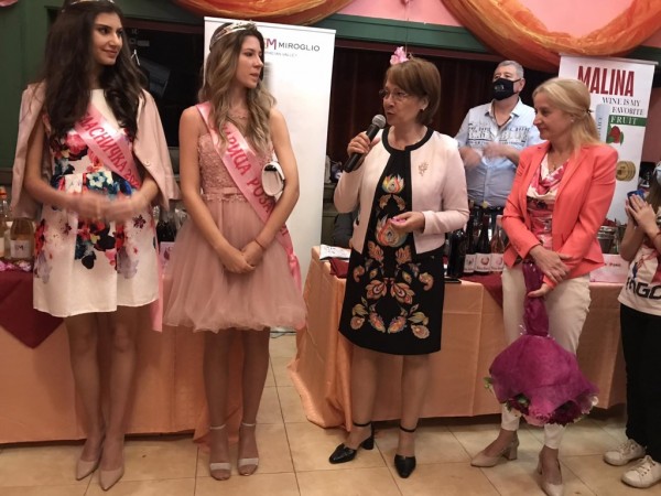 Почетен плакет и цветя от Кмета за организаторите на Rose Wine Expo в Казанлък семейство Дундакови 