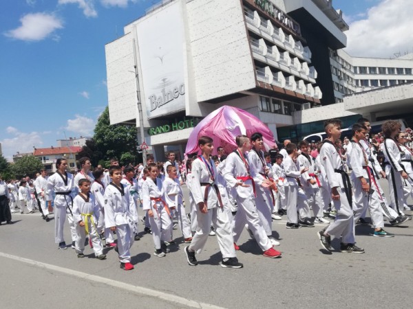 Казанлък празнува кулминацията на 118-тия Празник на розата