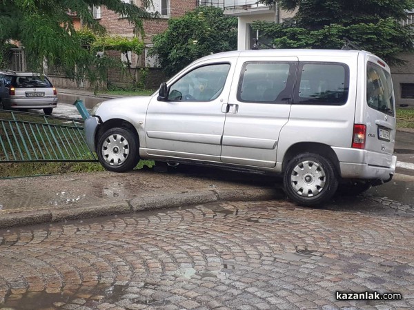 Ситроен Берлинго за малко да влезе в Старата река