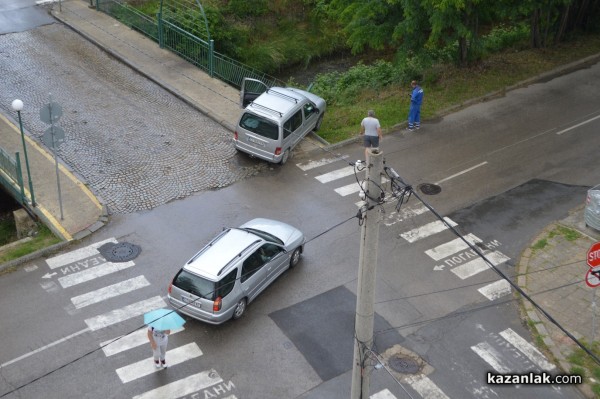 Ситроен Берлинго за малко да влезе в Старата река