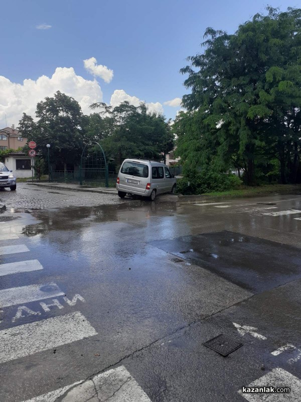 Ситроен Берлинго за малко да влезе в Старата река