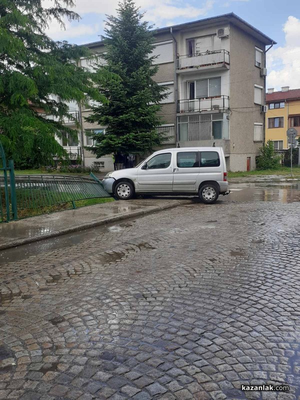 Ситроен Берлинго за малко да влезе в Старата река