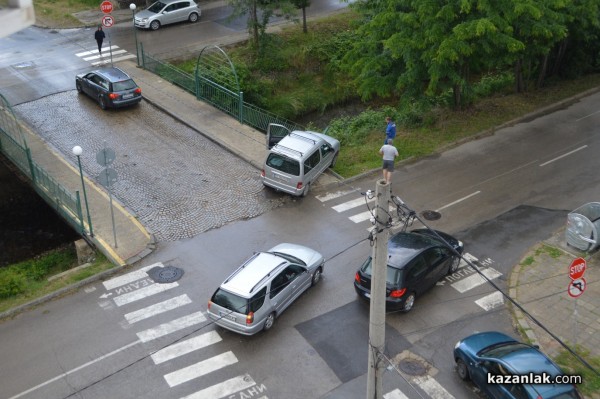 Ситроен Берлинго за малко да влезе в Старата река
