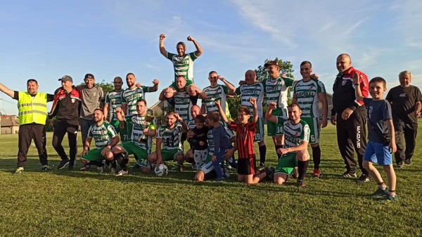 След петата победа на ФК „Елтемир”, стадиона в Крън с ново осветление