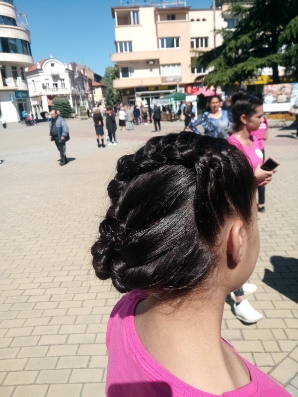 Безплатни прически от учениците на ПГ „Акад. Петко Стайнов“ 