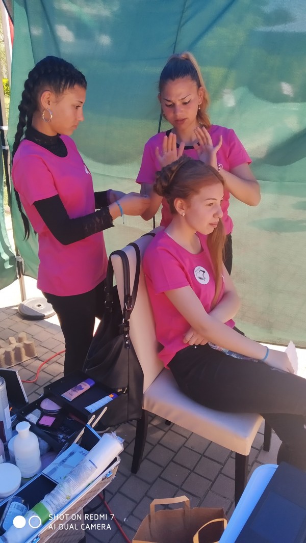 Безплатни прически от учениците на ПГ „Акад. Петко Стайнов“ 