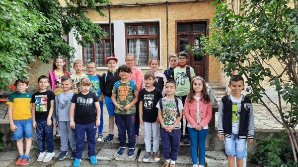 Ученици от ОУ “Георги Кирков“ гледаха надпреварата на огнеборците в Казанлък