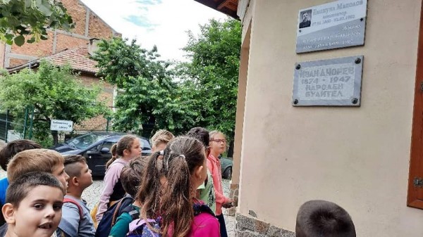 Ученици от ОУ “Георги Кирков“ гледаха надпреварата на огнеборците в Казанлък