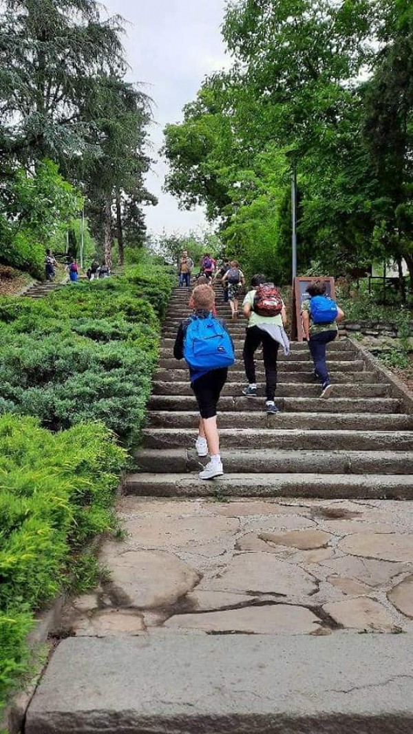 Ученици от ОУ “Георги Кирков“ гледаха надпреварата на огнеборците в Казанлък