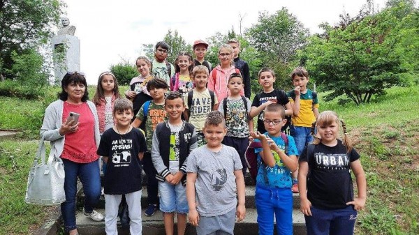 Ученици от ОУ “Георги Кирков“ гледаха надпреварата на огнеборците в Казанлък