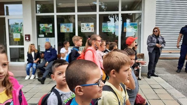 Ученици от ОУ “Георги Кирков“ гледаха надпреварата на огнеборците в Казанлък