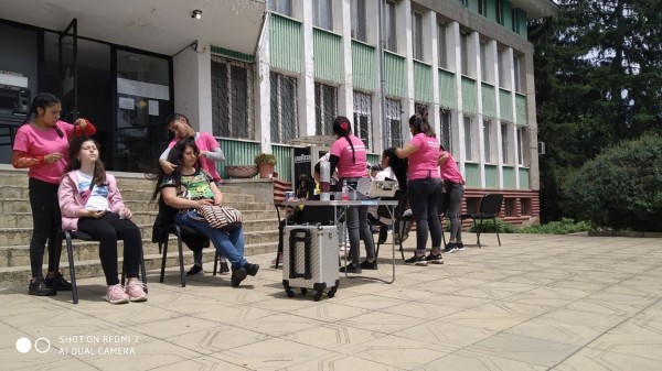 Младите фризьори на ПГ „Акад. Петко Стайнов“ подариха близо 80 прически само за уикенд