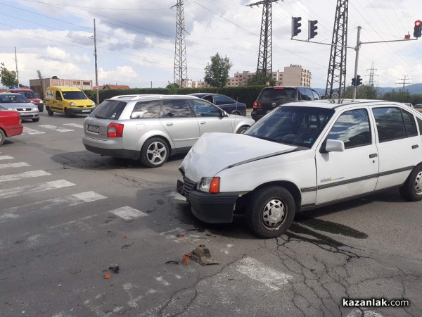 Катастрофа на светофара до Енергото / Обновена