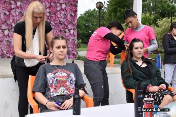 Младите фризьори на ПГ „Акад. Петко Стайнов“ подариха близо 80 прически само за уикенд