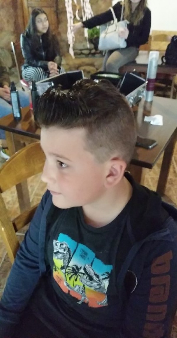 Младите фризьори на ПГ „Акад. Петко Стайнов“ подариха близо 80 прически само за уикенд