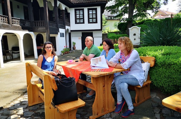 ИМ “Искра“ издаде каталог на подбрана колекция шевици