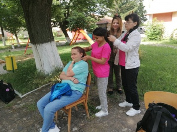 Младите фризьори на ПГ „Акад. Петко Стайнов“ подариха близо 80 прически само за уикенд