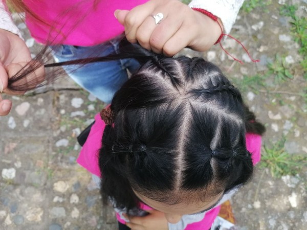 Младите фризьори на ПГ „Акад. Петко Стайнов“ подариха близо 80 прически само за уикенд